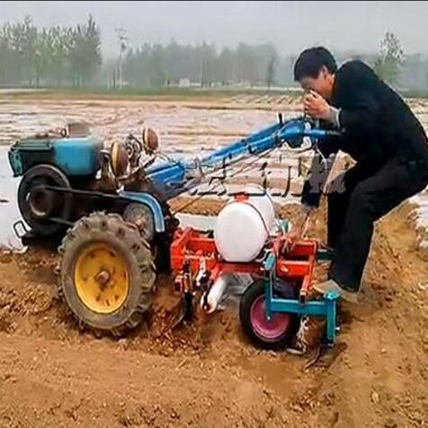 秋季喷药覆膜机，地膜覆盖机价格，花生覆膜机作用